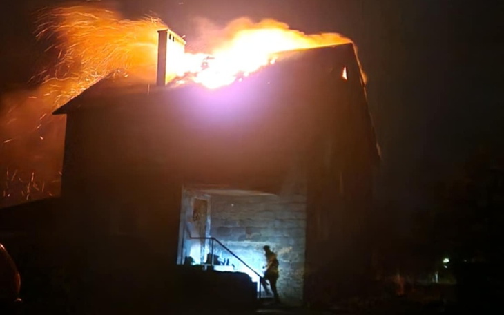 Pożar w budynku, widoczny dym i ogień.