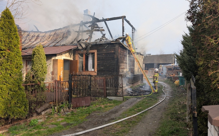 Pożar w budynku, strażacy gaszący ogień.