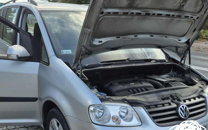 Otwarta maska samochodu Volkswagen, widok na silnik.