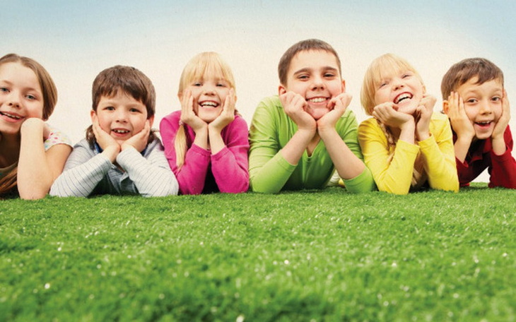 Widok na budynek mieszkalny otoczony zielenią.