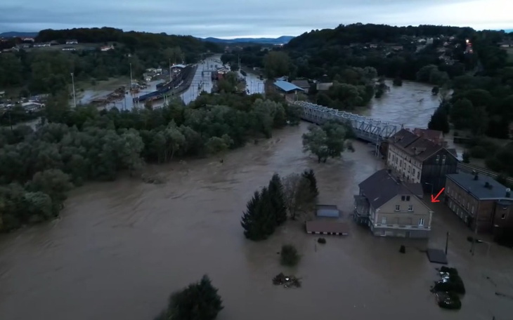 Powódź w mieście, woda zalewa ulice i budynki.