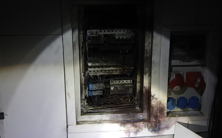 Zniszczona tablica rozdzielcza z widocznymi uszkodzeniami.