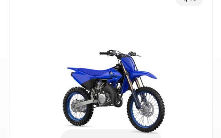 Niebieski motocykl terenowy na białym tle.