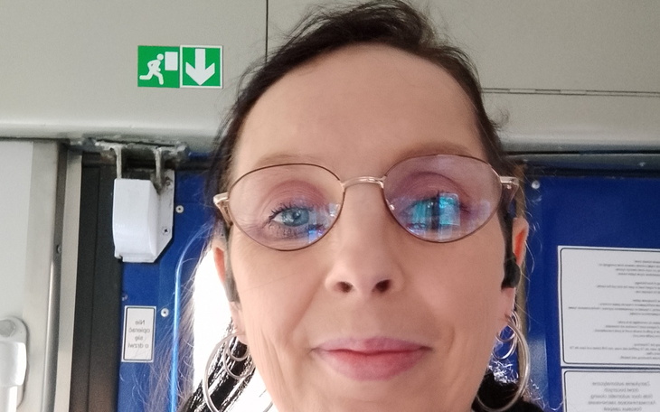 Kobieta w okularach, selfie w autobusie.