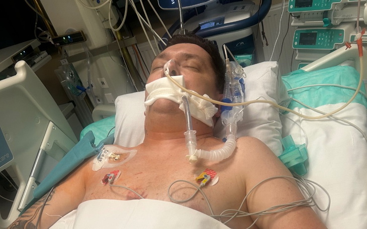 Mężczyzna w szpitalu, podłączony do aparatury medycznej.