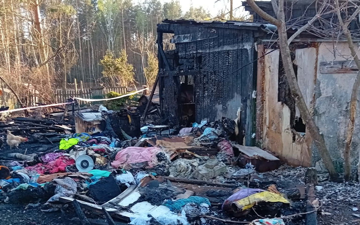 Zniszczony budynek po pożarze, wokół zgliszcza.