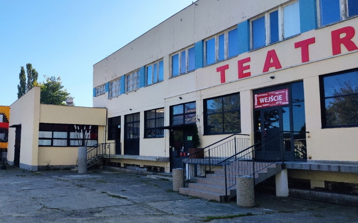 Budynek teatru z widocznym wejściem.