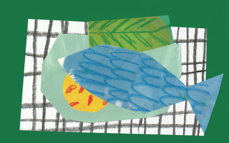 Kolorowa praca plastyczna przedstawiająca rybę na tle zieleni.