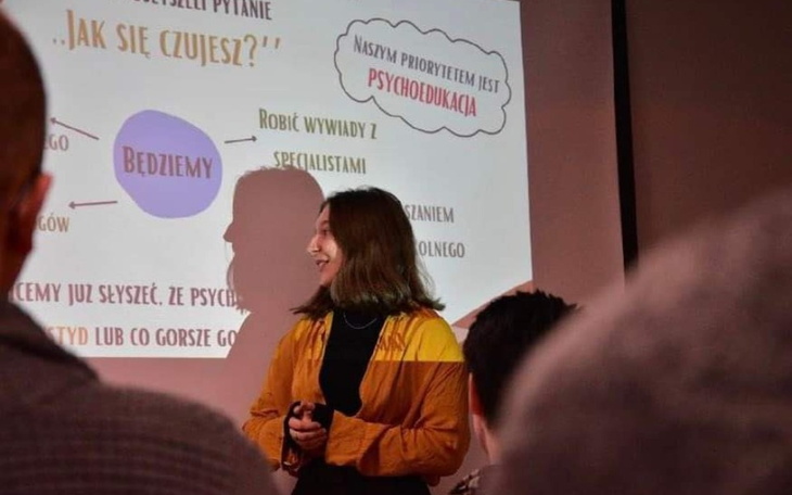 Młoda kobieta prowadząca prezentację na temat psychologii.