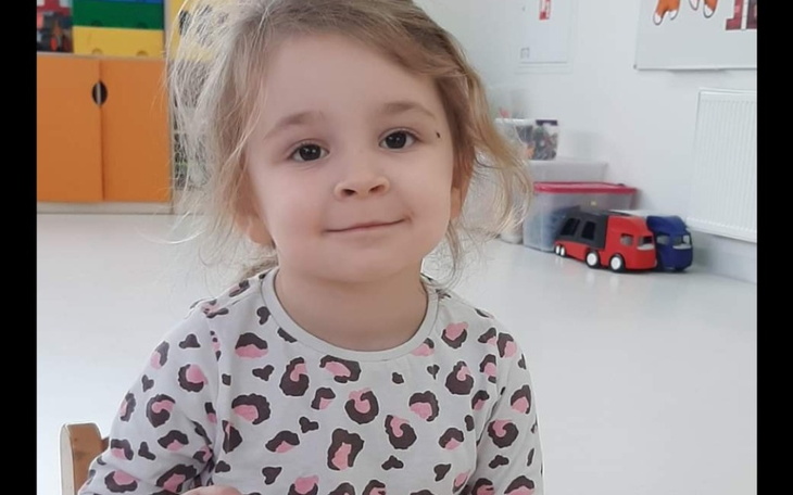 Mała dziewczynka uśmiechająca się w przedszkolu.