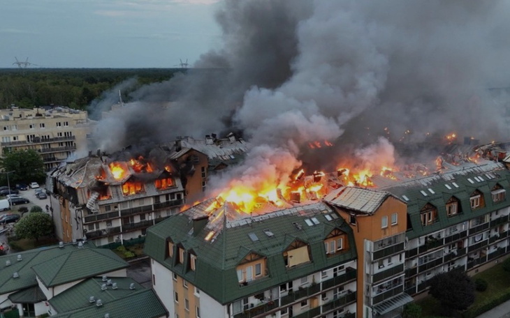 Pożar na dachu budynku, ogromne kłęby dymu.