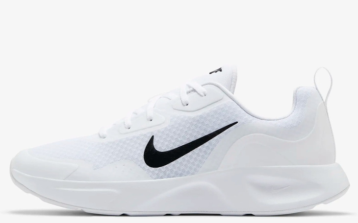 Białe buty sportowe Nike na białym tle.