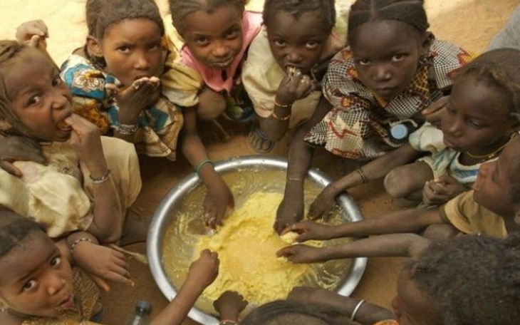 Dzieci jedzące z jednej miski.