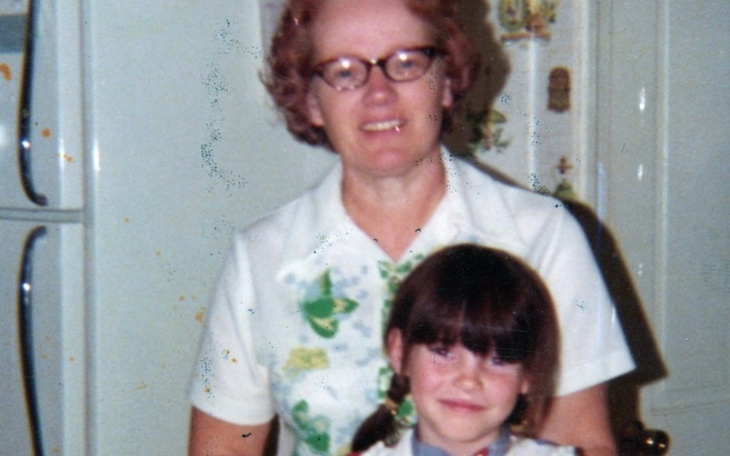 Starsza kobieta z okularami, pozująca z młodą dziewczynką.