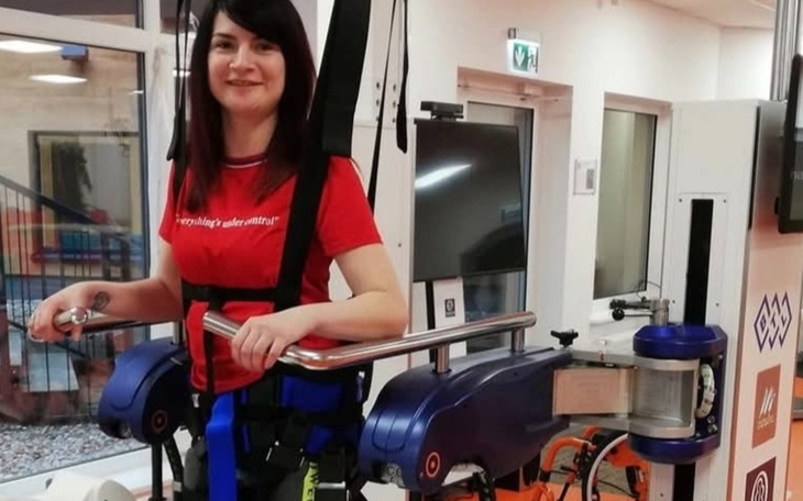 Kobieta w sprzęcie rehabilitacyjnym, gotowa do ćwiczeń.