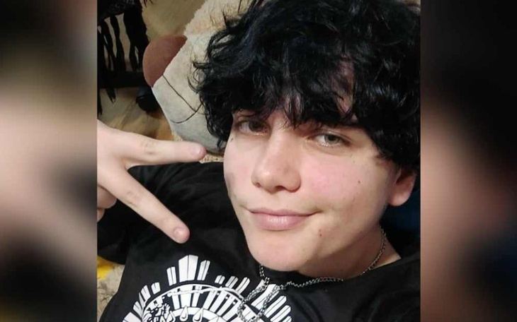 Młody chłopak robiący znak pokoju w selfie.