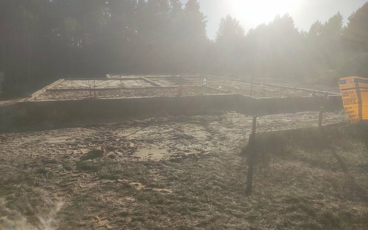 Budowa nowego domu, widok na plac budowy w słoneczny dzień.