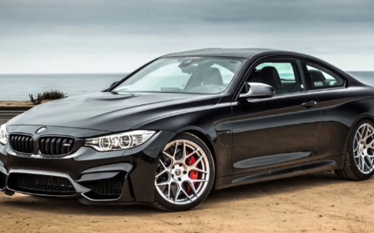 Czarny samochód BMW na plaży.