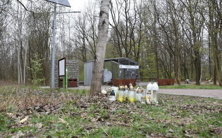 Miejsce pamięci z zniczami w lesie.