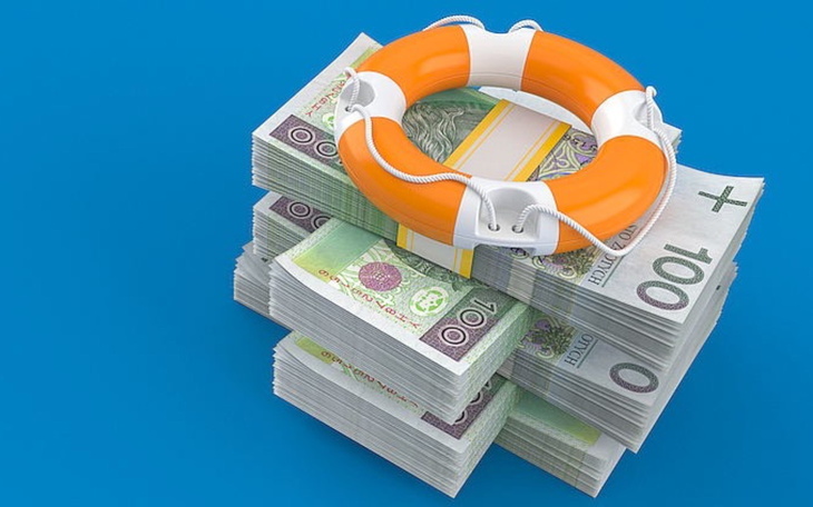 Stos banknotów polskich z kołem ratunkowym na niebieskim tle.