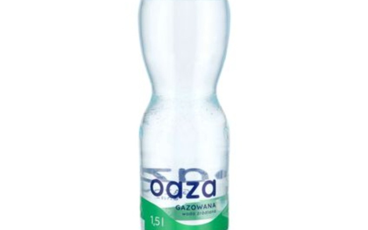 Butelka wody gazowanej Oaza o pojemności 1,5 litra.