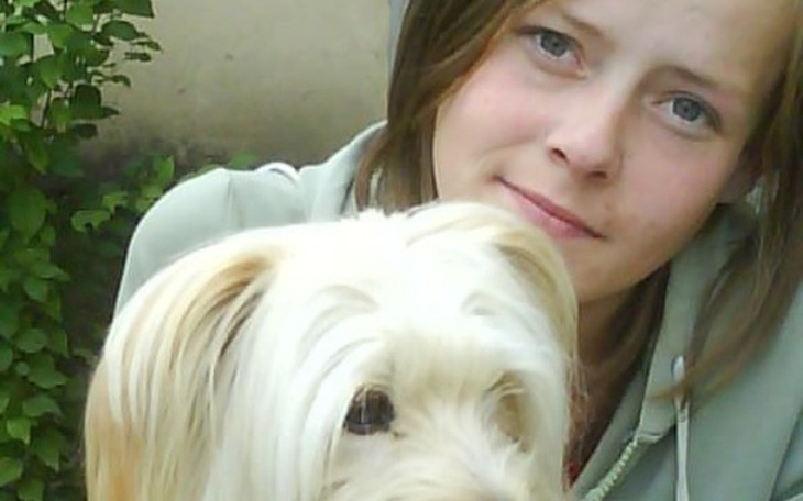 Młoda kobieta z psem, oboje uśmiechnięci do kamery.