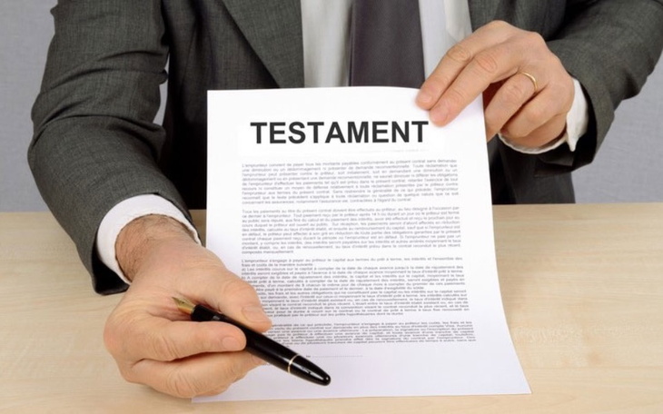 Mężczyzna pokazujący testament w garniturze.