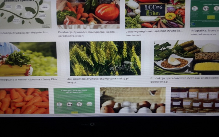 Zdjęcie przedstawiające różnorodne ekologiczne produkty spożywcze.