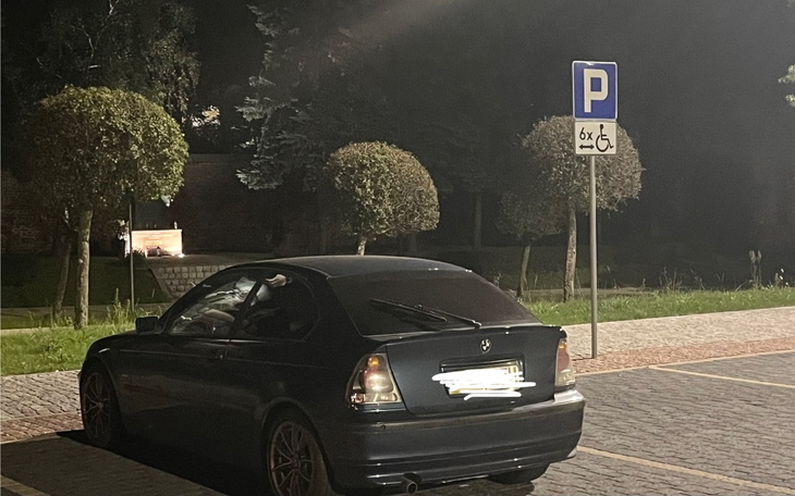 Samochód zaparkowany na nocnym parkingu.
