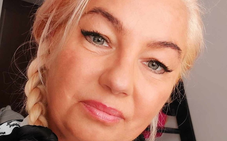 Portret kobiety z blond włosami i warkoczem.