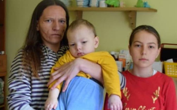 Matka z dzieckiem i nastolatką w domu.