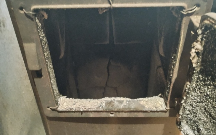 Uszkodzony piec, z widocznymi pęknięciami w komorze.
