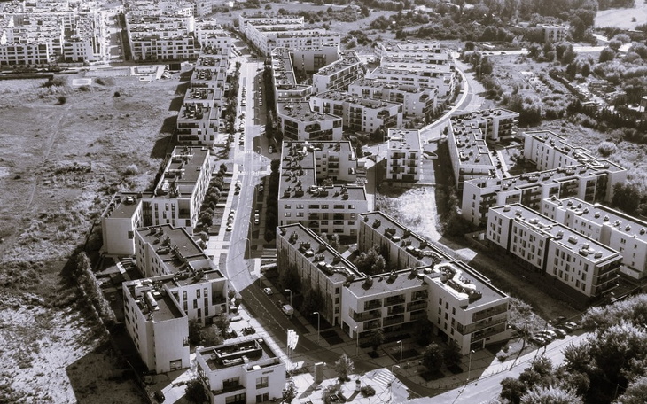 Widok z lotu ptaka na nowoczesne osiedle mieszkaniowe.