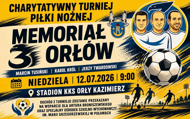 Dziecięcy uśmiech: noworodek w opiece matki, zamknięte oczy, spokojny sen.