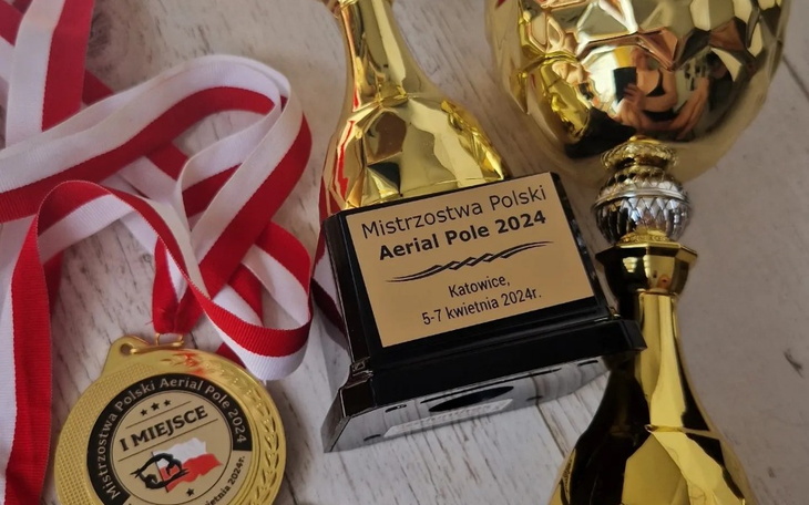 Trofea i medale z Mistrzostw Polski w Aerial Pole 2024.