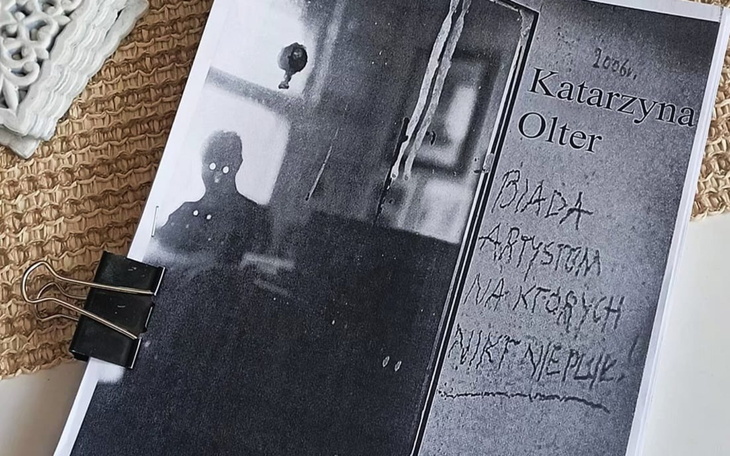 Książka z tytułem i zdjęciem w tle.