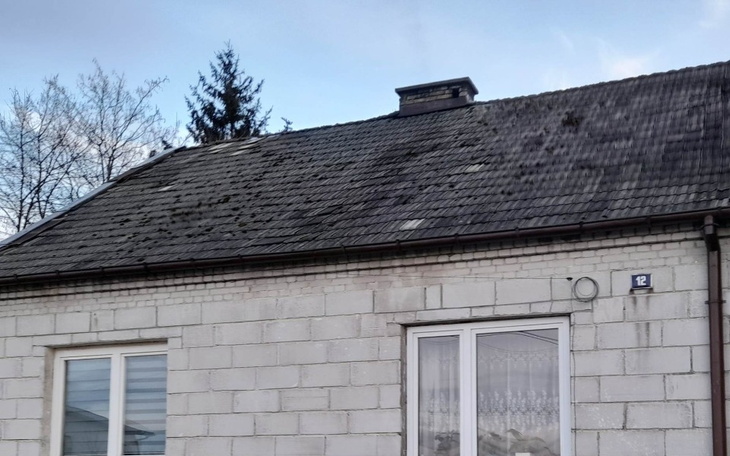 Widok na dach domu, zniszczona powierzchnia.