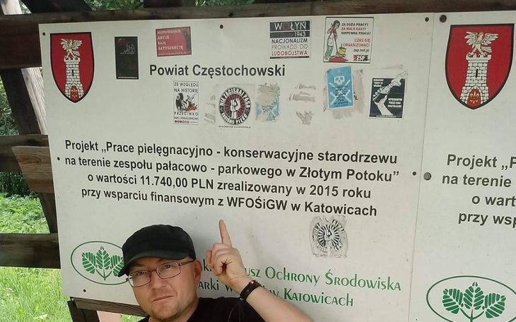 Mężczyzna wskazujący na tablicę informacyjną projektu.