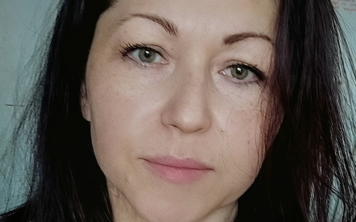 Kobieta z wyrazem twarzy, w naturalnym świetle.