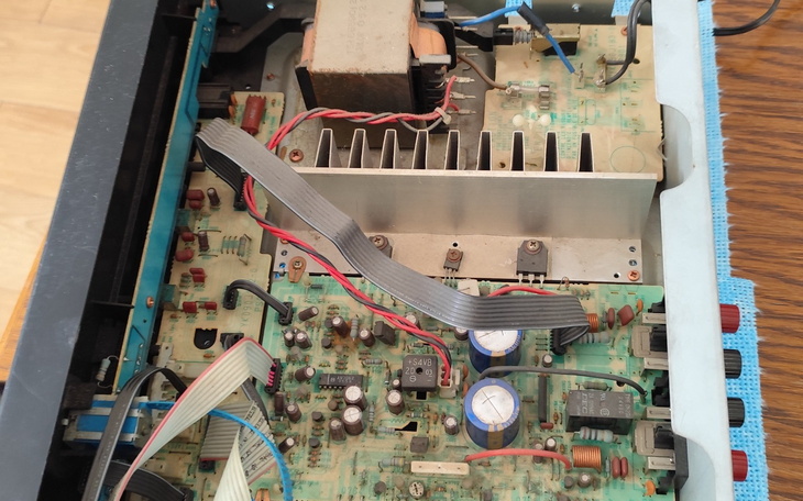 Wnętrze urządzenia elektronicznego z widocznymi podzespołami.