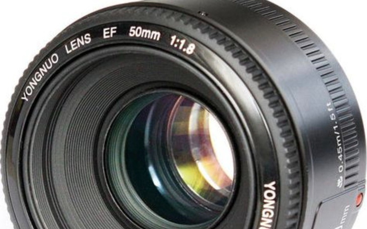 Obiektyw aparatu fotograficznego z bliska.