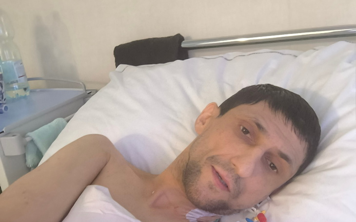 Mężczyzna leżący w łóżku szpitalnym, wygląda na zmęczonego.