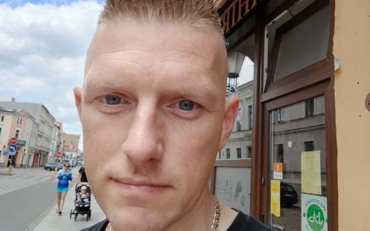 Mężczyzna na ulicy, z bliskim ujęciem twarzy.