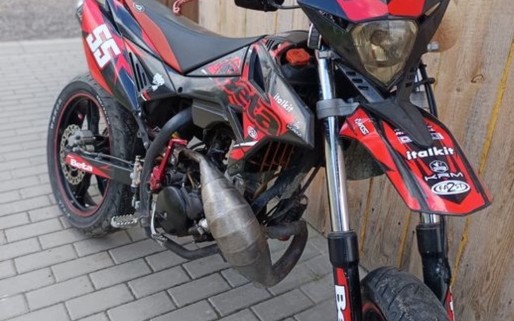 Motocykl sportowy w czerwono-czarnym kolorze.
