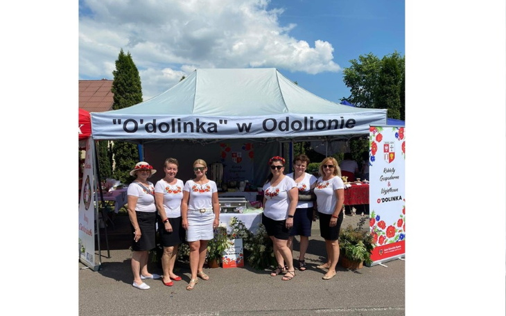 Grupa osób w koszulkach, promująca lokalne wydarzenie.