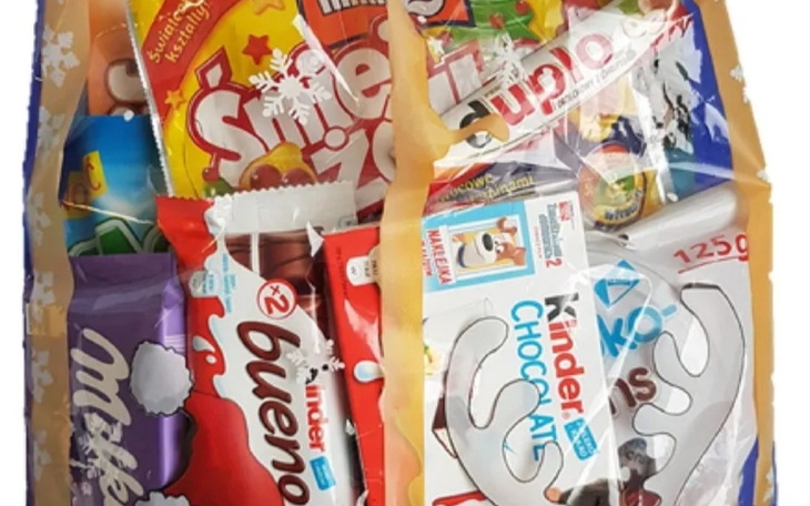 Torba pełna słodyczy, w tym czekolad i cukierków.