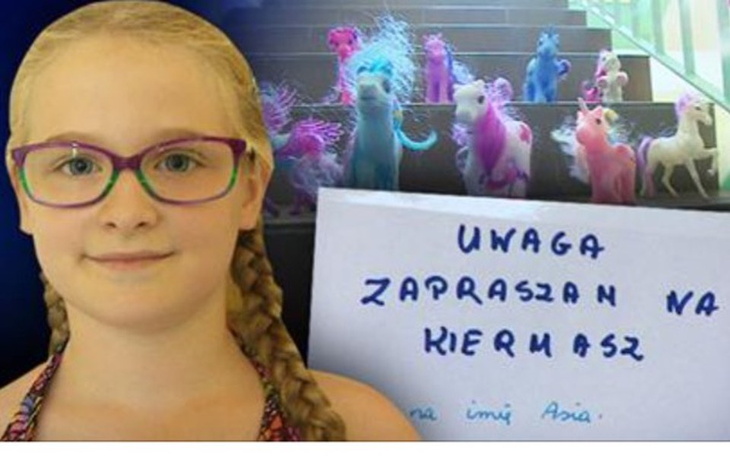 Dziewczynka z okularami i zabawkami w tle.