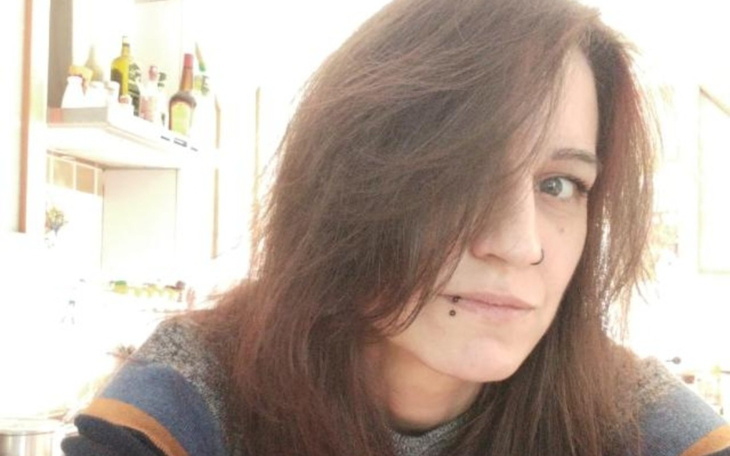 Portret kobiety z długimi włosami, uśmiechającej się do kamery.