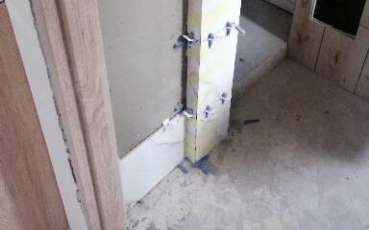 Fragment wnętrza budynku z elementami budowlanymi.