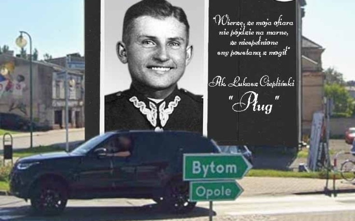 Plakat z wizerunkiem mężczyzny, z cytatem i nazwiskiem.